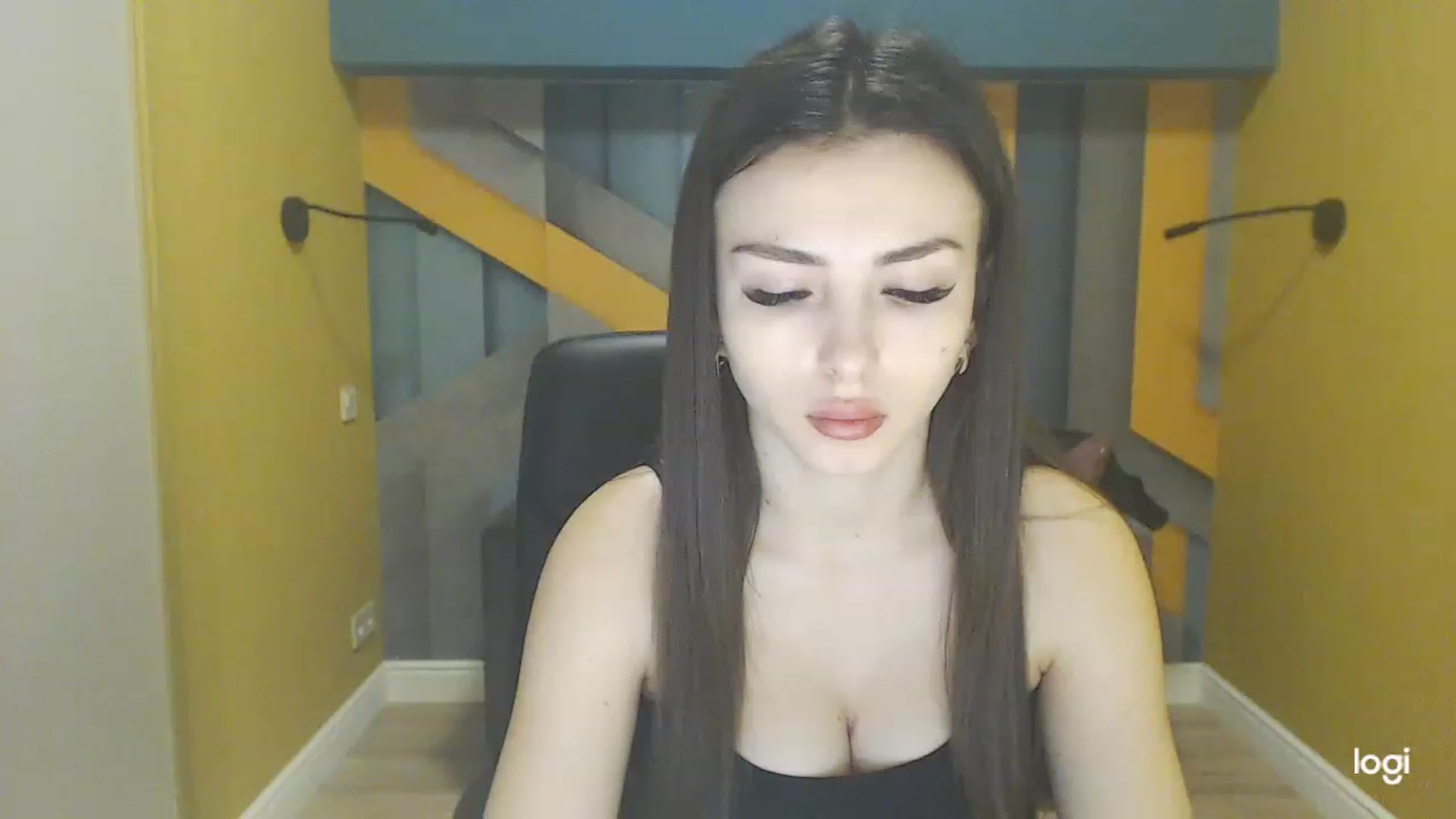 Gallery image thumbnail from Kamila_Rouds's myfreecams stream on, 12/27/2022, 09:34 image 7 of 20