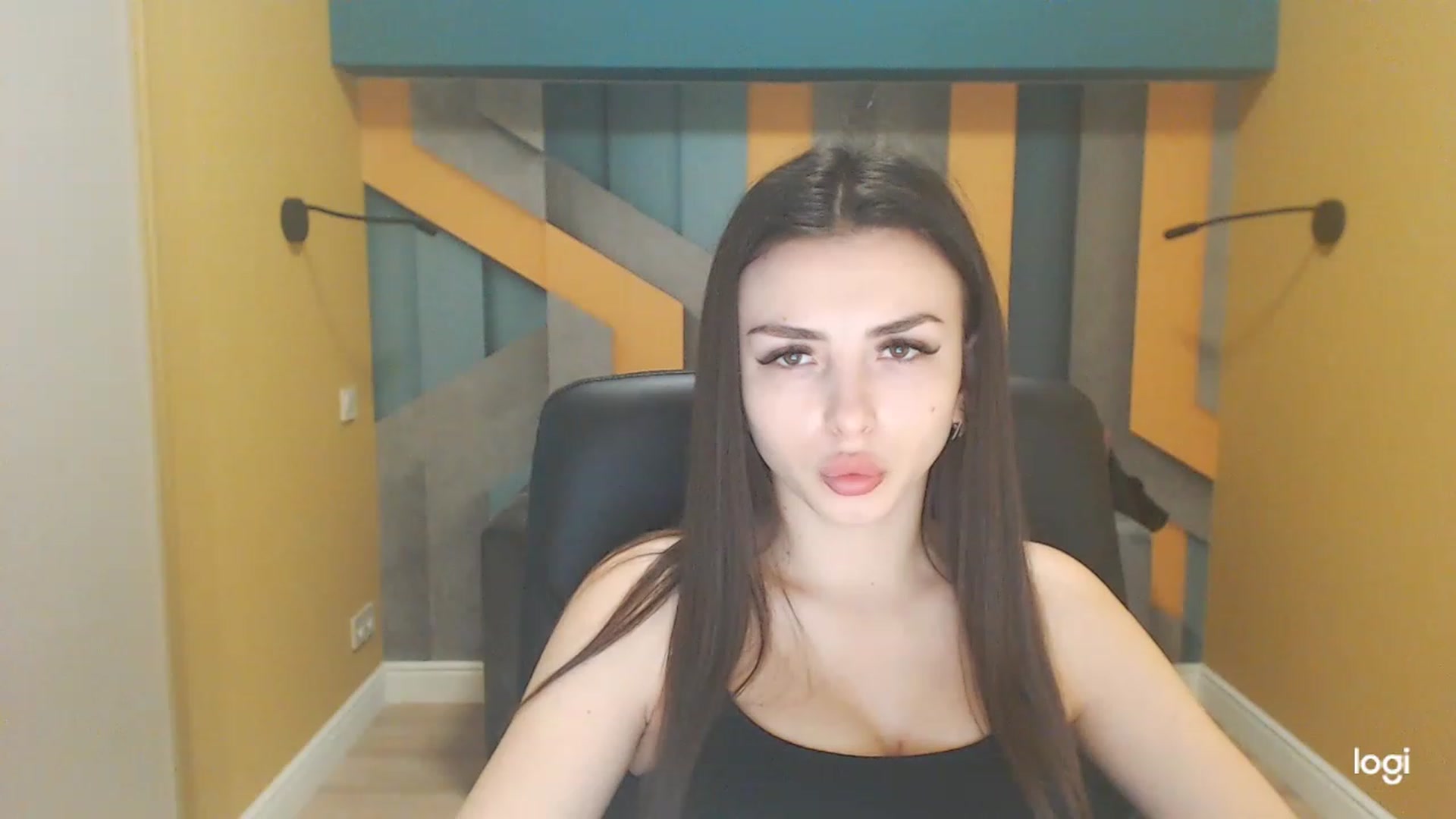 Gallery image thumbnail from Kamila_Rouds's myfreecams stream on, 12/27/2022, 10:15 image 5 of 20