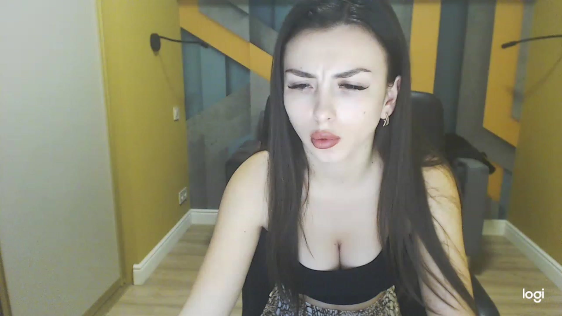 Gallery image thumbnail from Kamila_Rouds's myfreecams stream on, 12/27/2022, 11:27 image 16 of 20