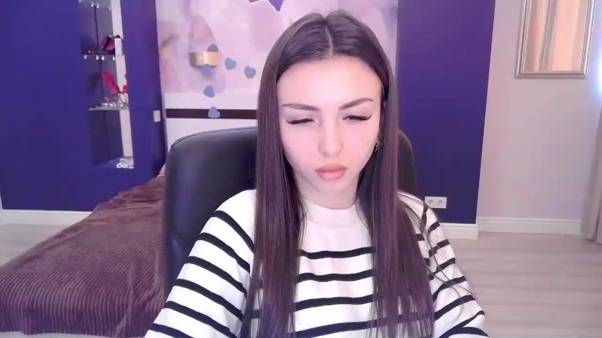 Gallery image thumbnail from Kamila_Rouds's myfreecams stream on, 12/29/2022, 11:40 image 7 of 20