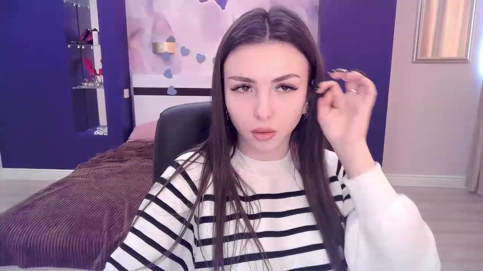 Gallery image thumbnail from Kamila_Rouds's myfreecams stream on, 12/29/2022, 11:40 image 4 of 20