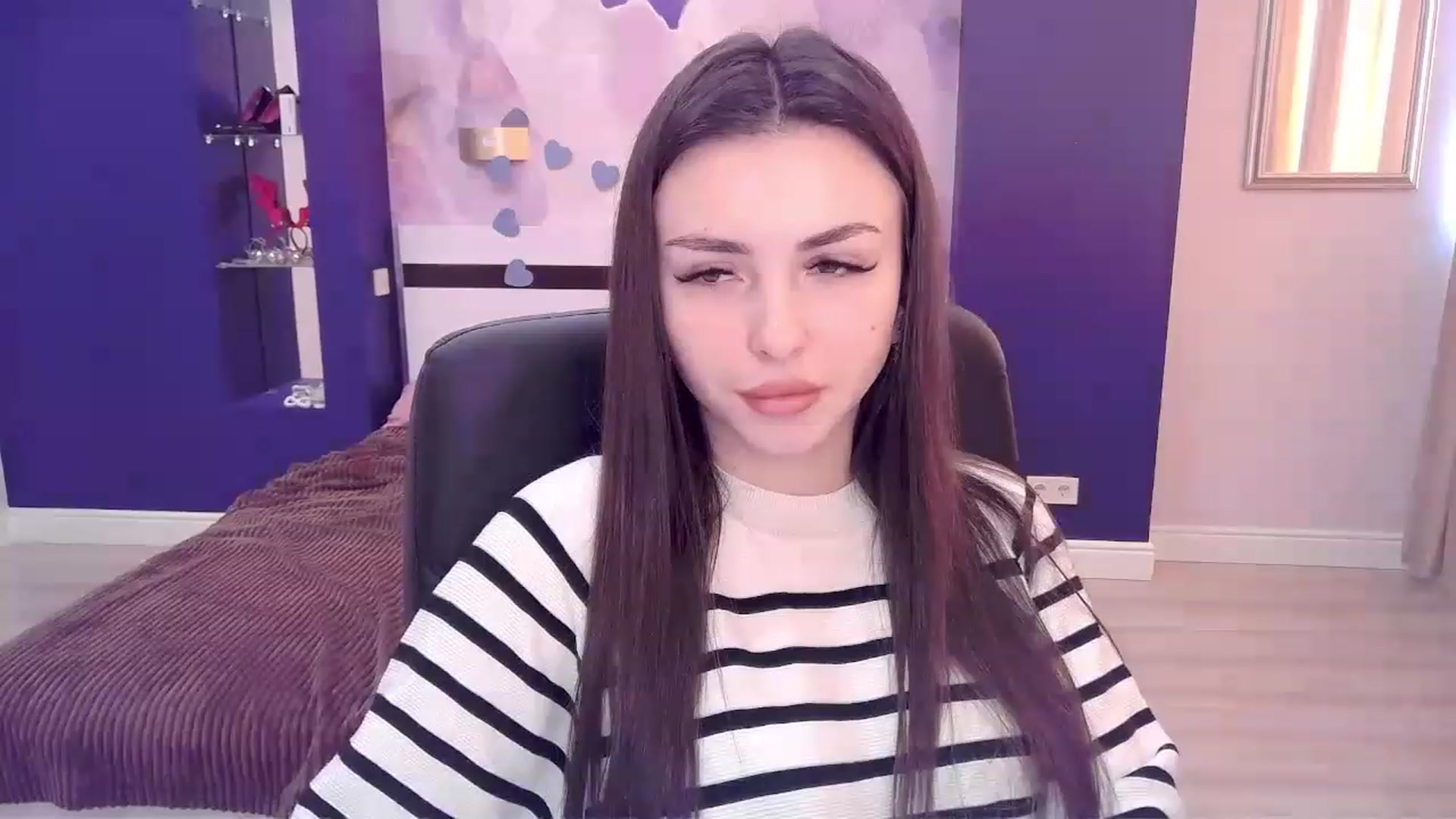 Gallery image thumbnail from Kamila_Rouds's myfreecams stream on, 12/29/2022, 11:40 image 6 of 20