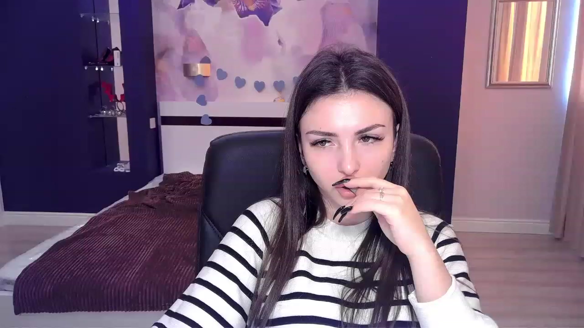 Gallery image thumbnail from Kamila_Rouds's myfreecams stream on, 12/30/2022, 11:16 image 10 of 20