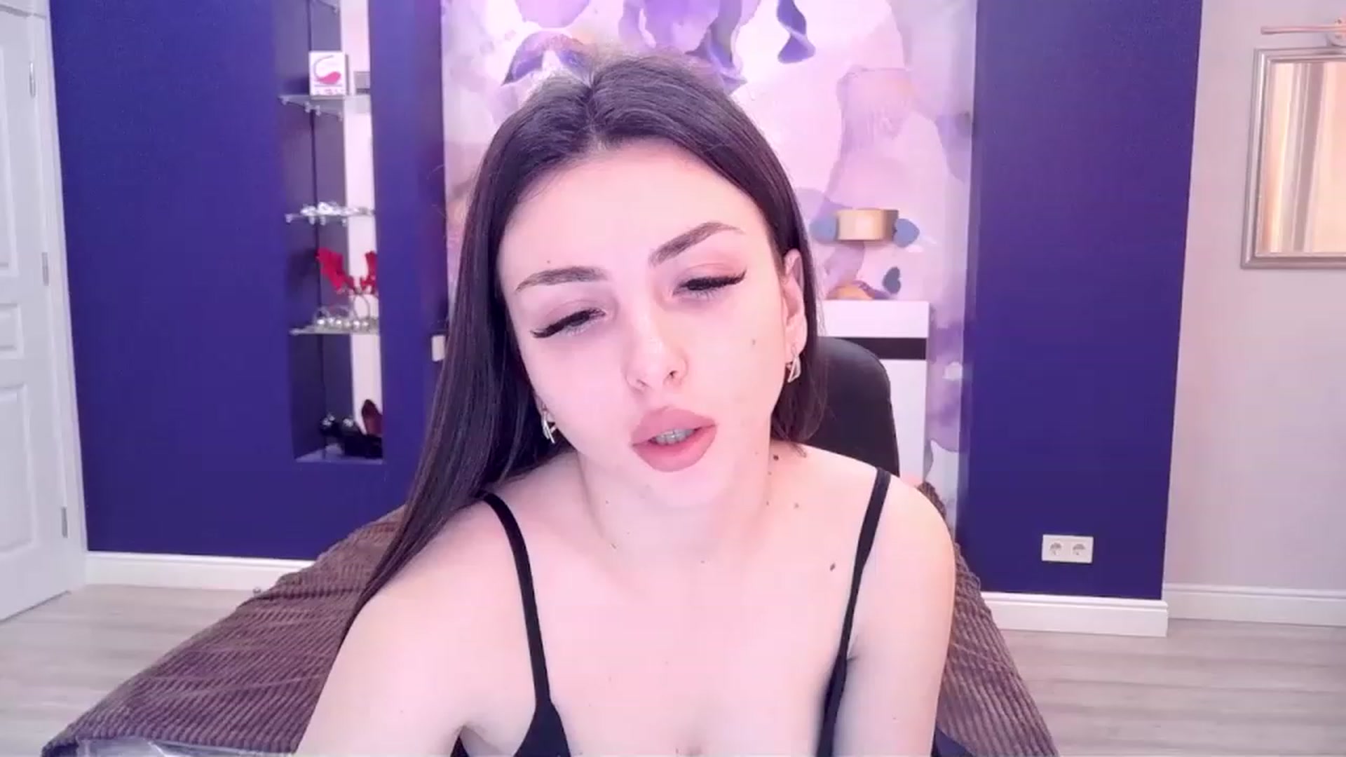 Gallery image thumbnail from Kamila_Rouds's myfreecams stream on, 03/16/2023, 10:58 image 2 of 20