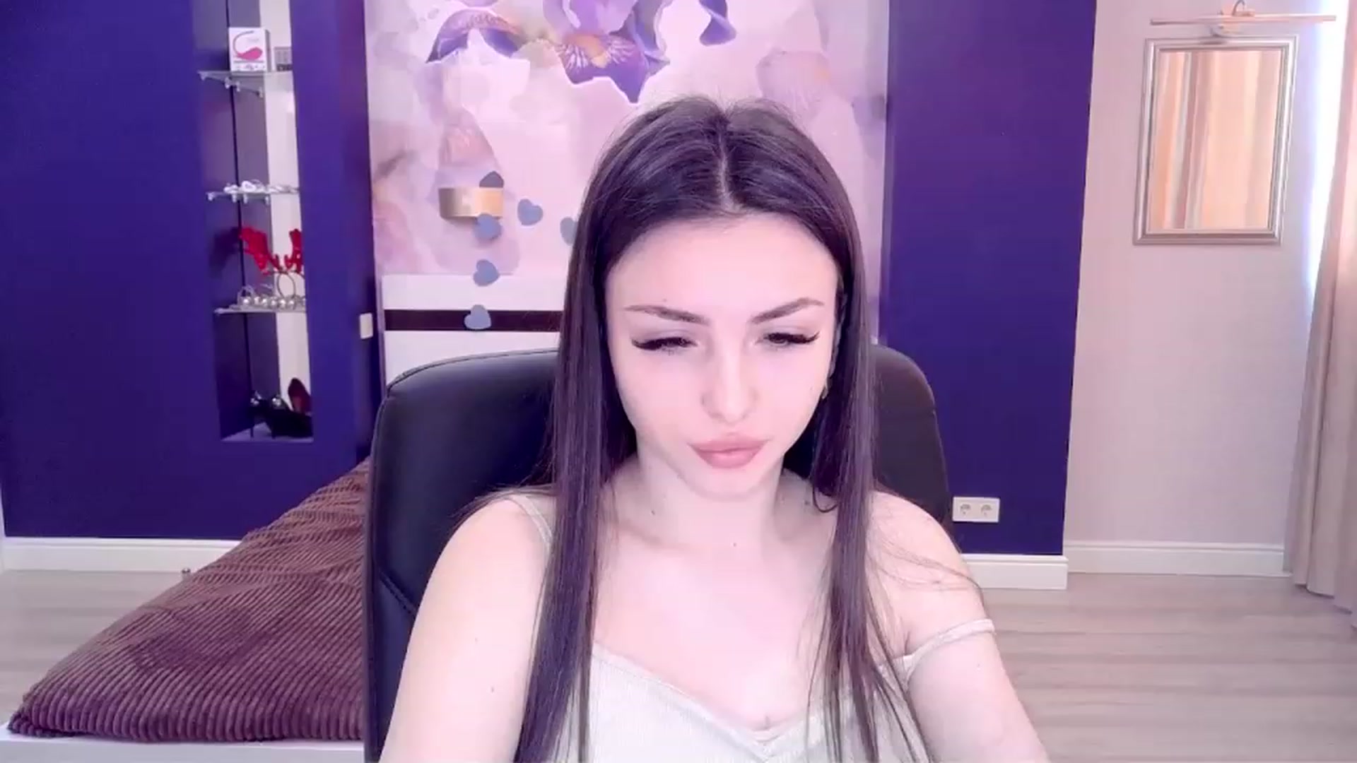 Gallery image thumbnail from Kamila_Rouds's myfreecams stream on, 03/20/2023, 09:17 image 3 of 20
