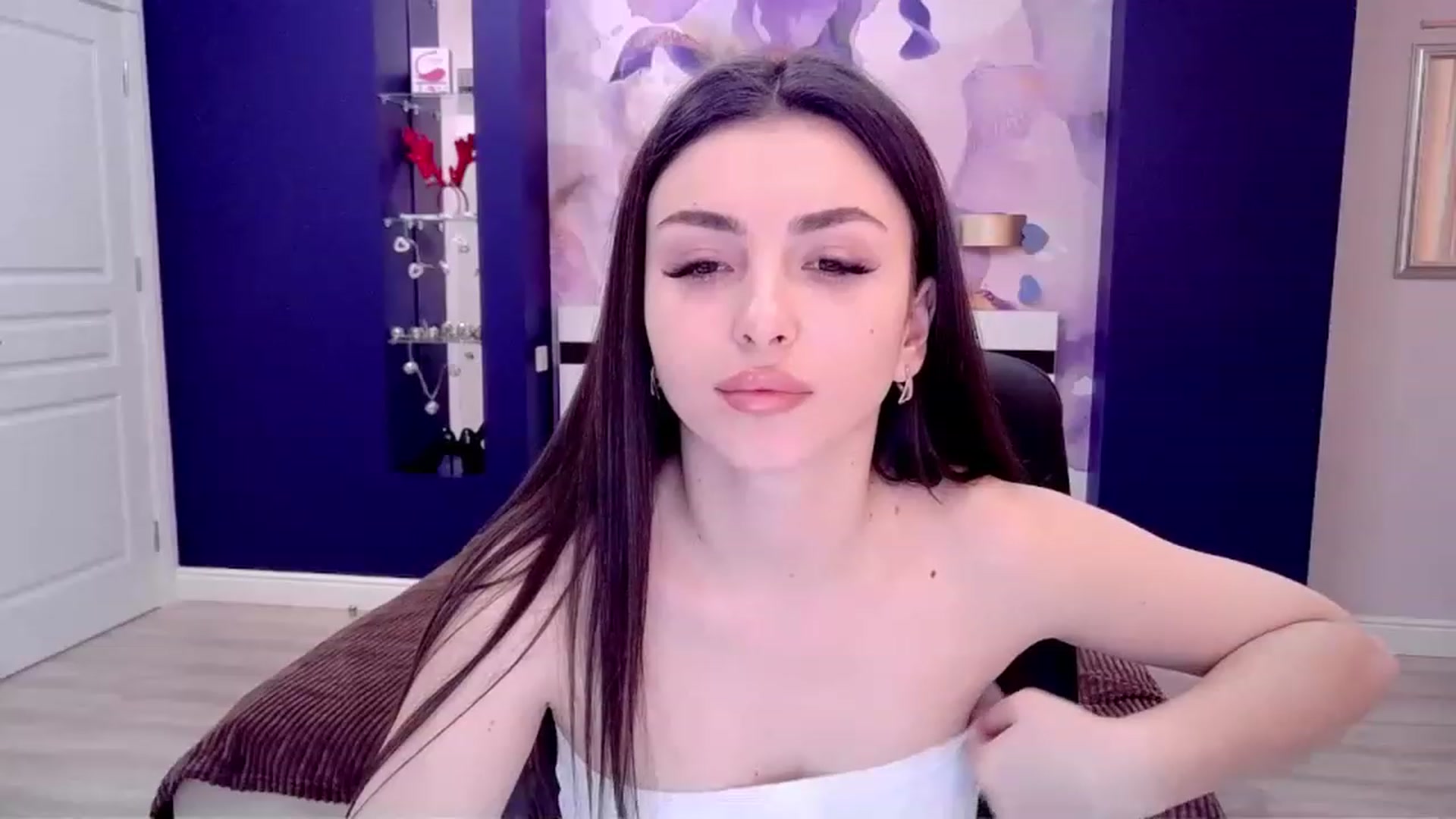 Gallery image thumbnail from Kamila_Rouds's myfreecams stream on, 04/03/2023, 09:49 image 2 of 20