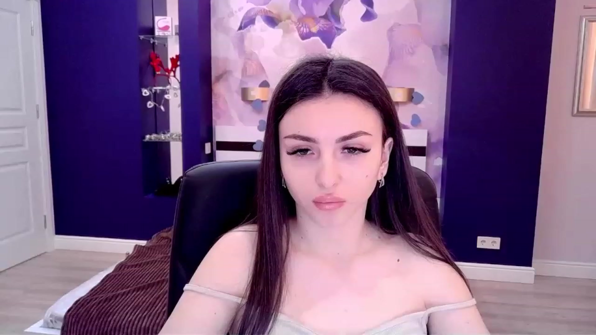 Gallery image thumbnail from Kamila_Rouds's myfreecams stream on, 04/12/2023, 07:40 image 10 of 20