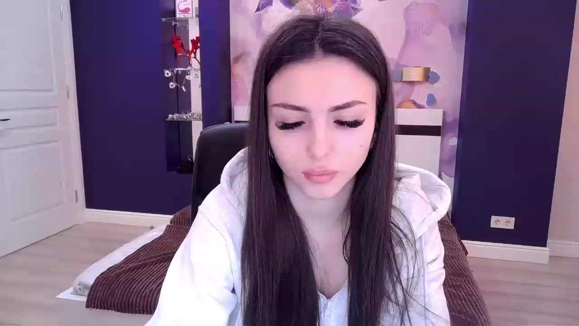Gallery image thumbnail from Kamila_Rouds's myfreecams stream on, 04/12/2023, 10:29 image 3 of 20