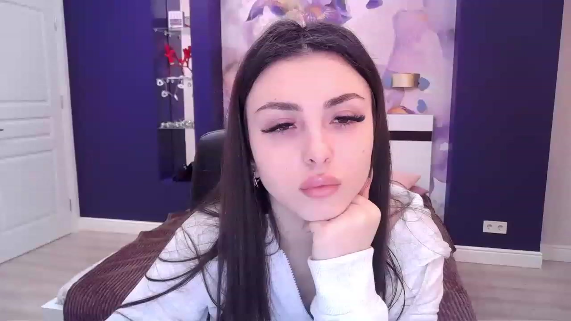 Gallery image thumbnail from Kamila_Rouds's myfreecams stream on, 04/13/2023, 10:11 image 2 of 20