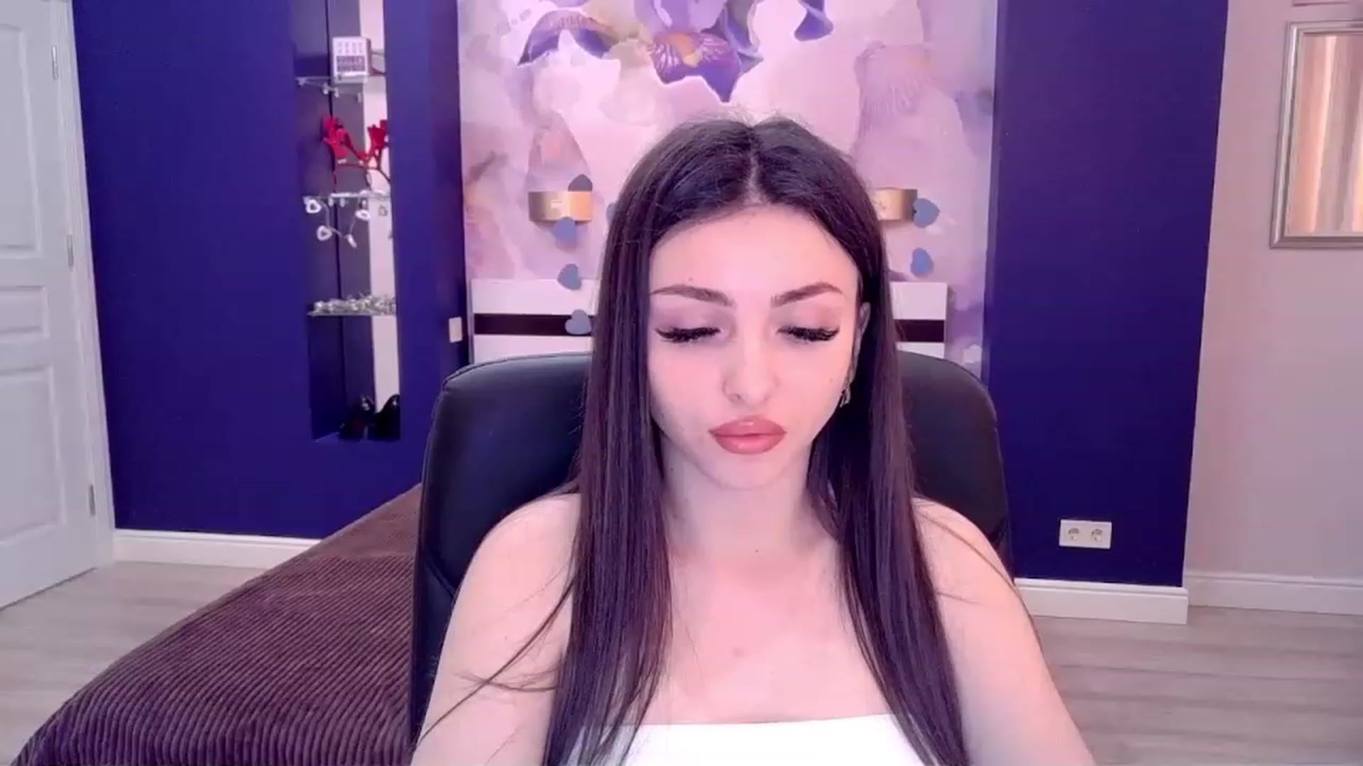 Gallery image thumbnail from Kamila_Rouds's myfreecams stream on, 04/18/2023, 08:05 image 3 of 20