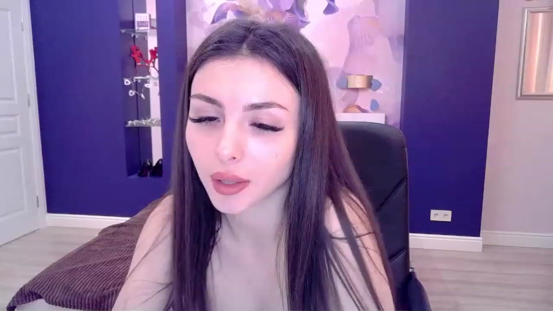 Gallery image thumbnail from Kamila_Rouds's myfreecams stream on, 04/18/2023, 09:59 image 5 of 20