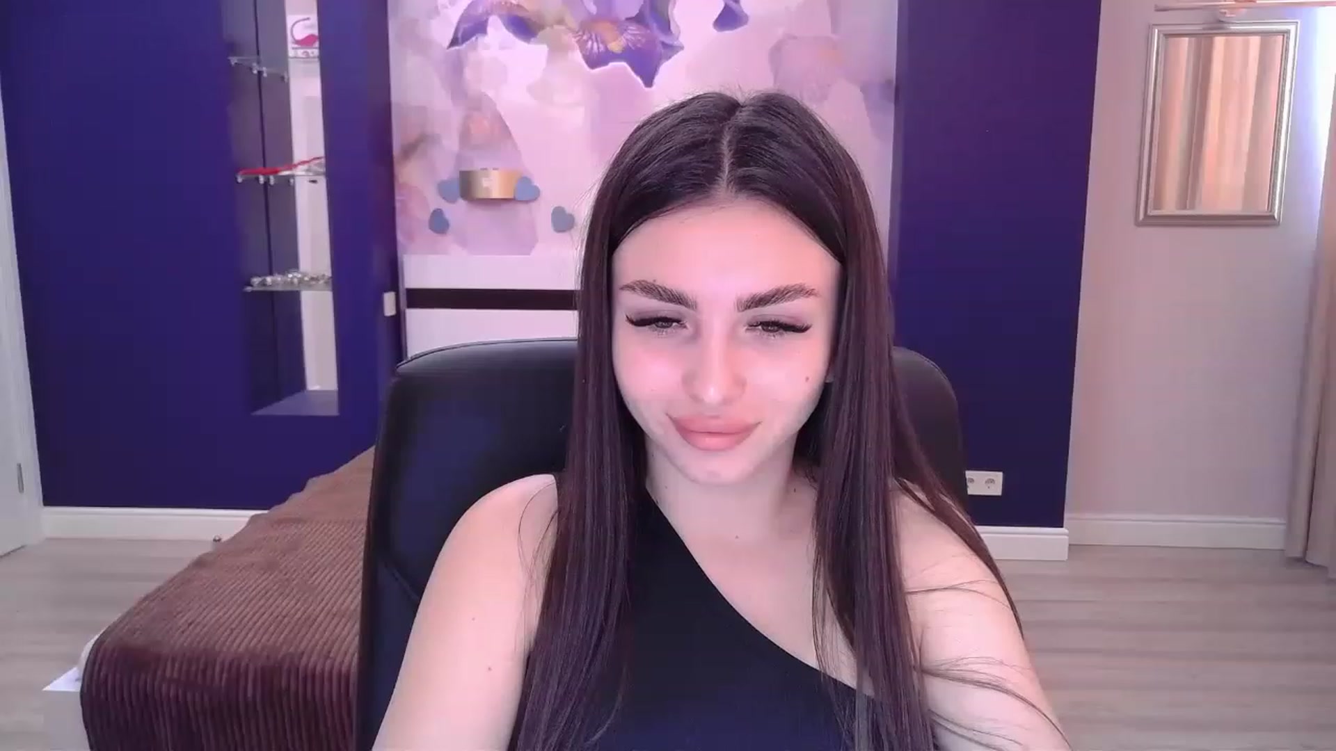 Gallery image thumbnail from Kamila_Rouds's myfreecams stream on, 07/25/2023, 08:25 image 11 of 20