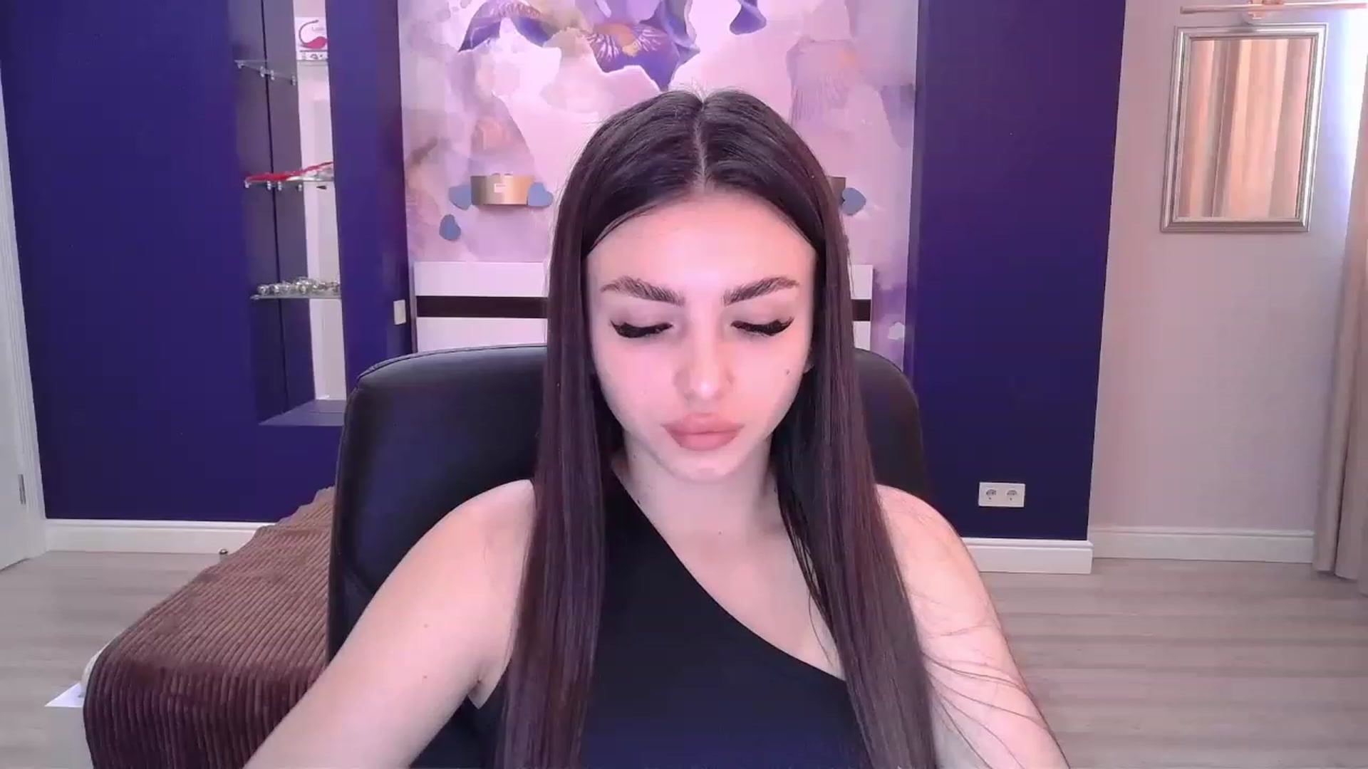 Gallery image thumbnail from Kamila_Rouds's myfreecams stream on, 07/25/2023, 08:25 image 4 of 20