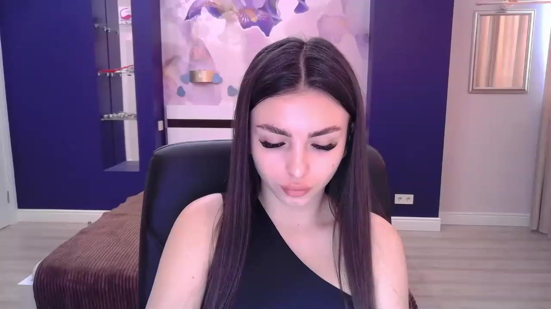 Gallery image thumbnail from Kamila_Rouds's myfreecams stream on, 07/25/2023, 08:25 image 6 of 20