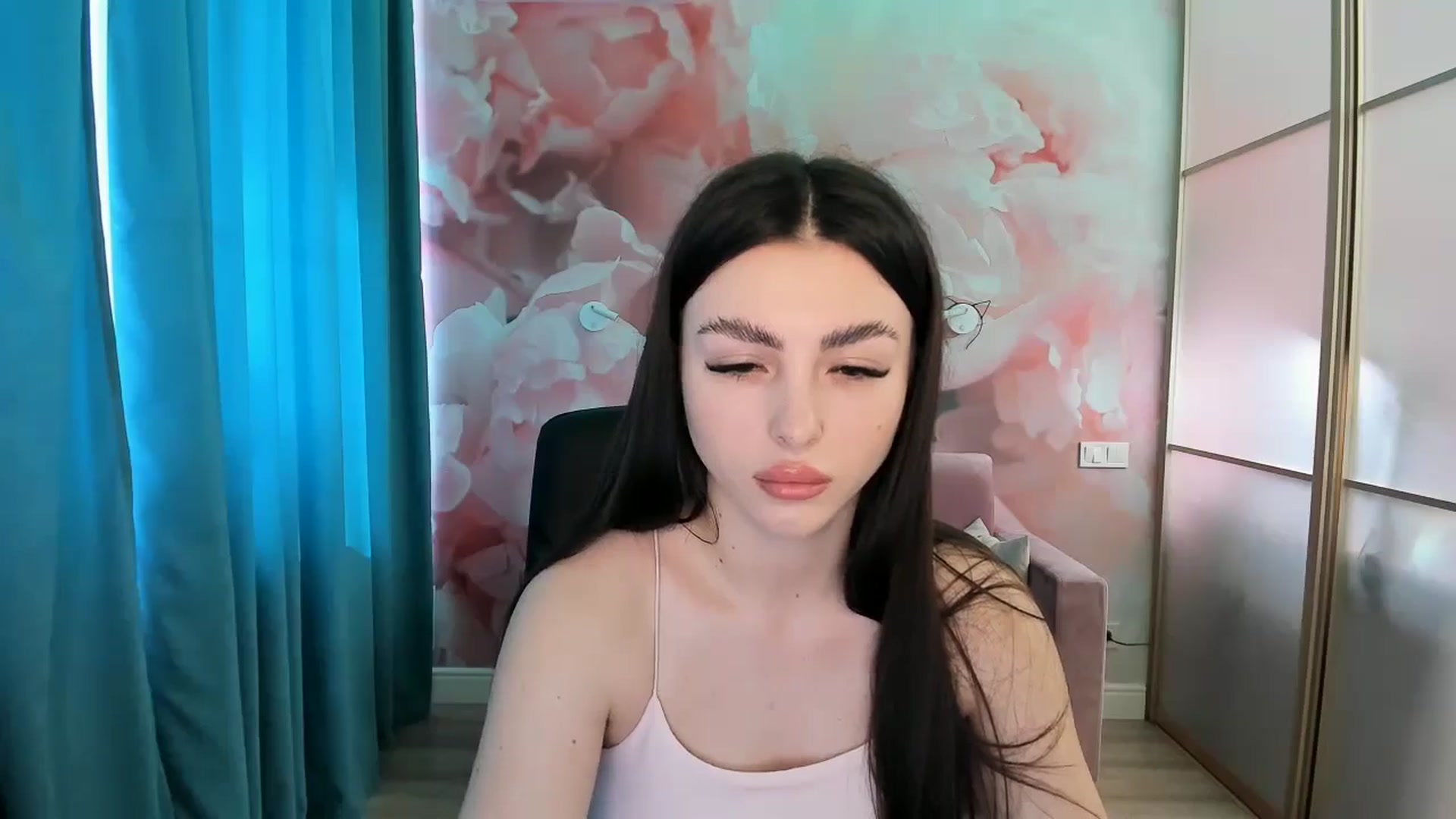 Gallery image thumbnail from Kamila_Rouds's myfreecams stream on, 06/01/2024, 07:21 image 18 of 20