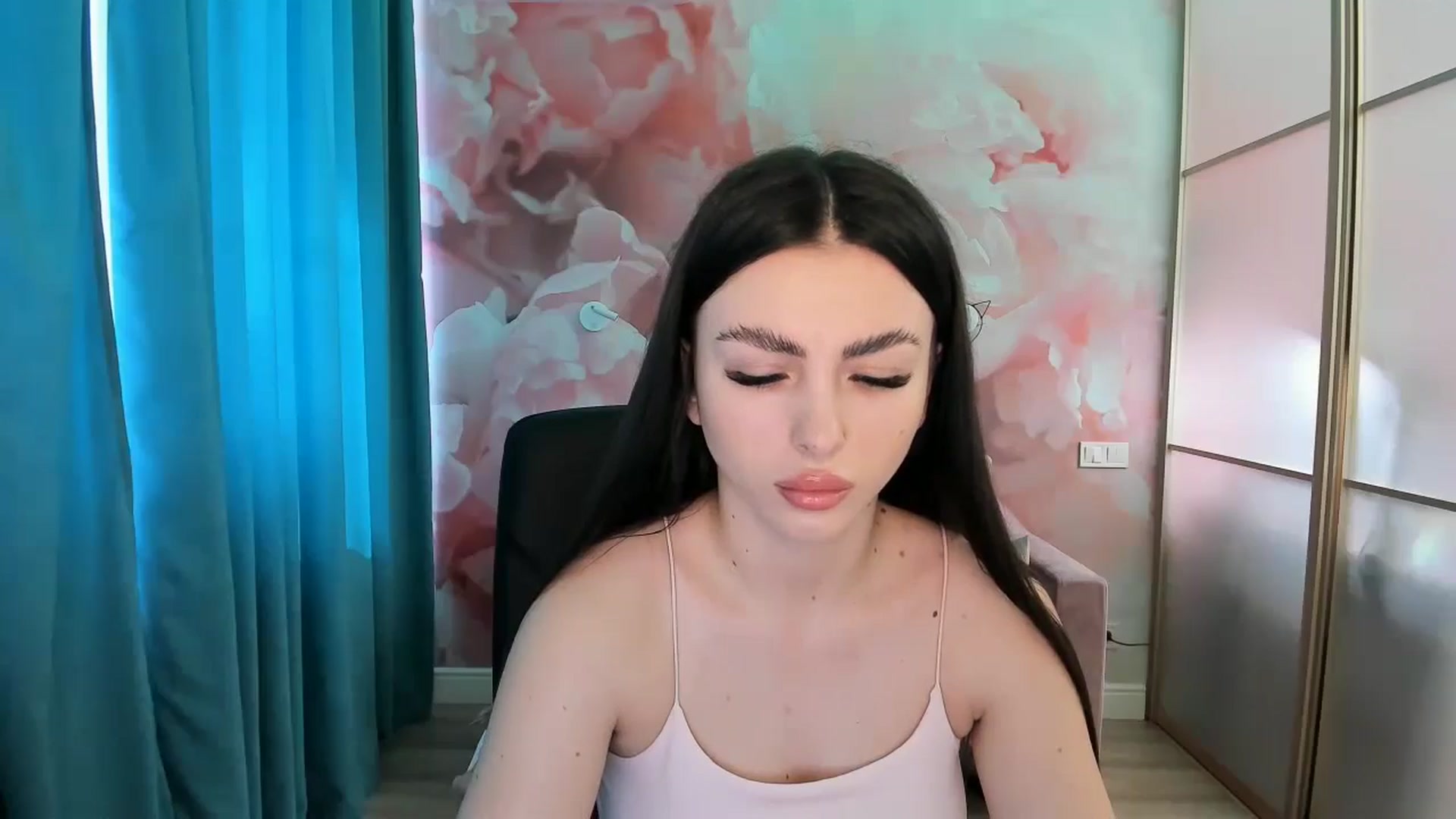 Gallery image thumbnail from Kamila_Rouds's myfreecams stream on, 06/01/2024, 07:21 image 13 of 20
