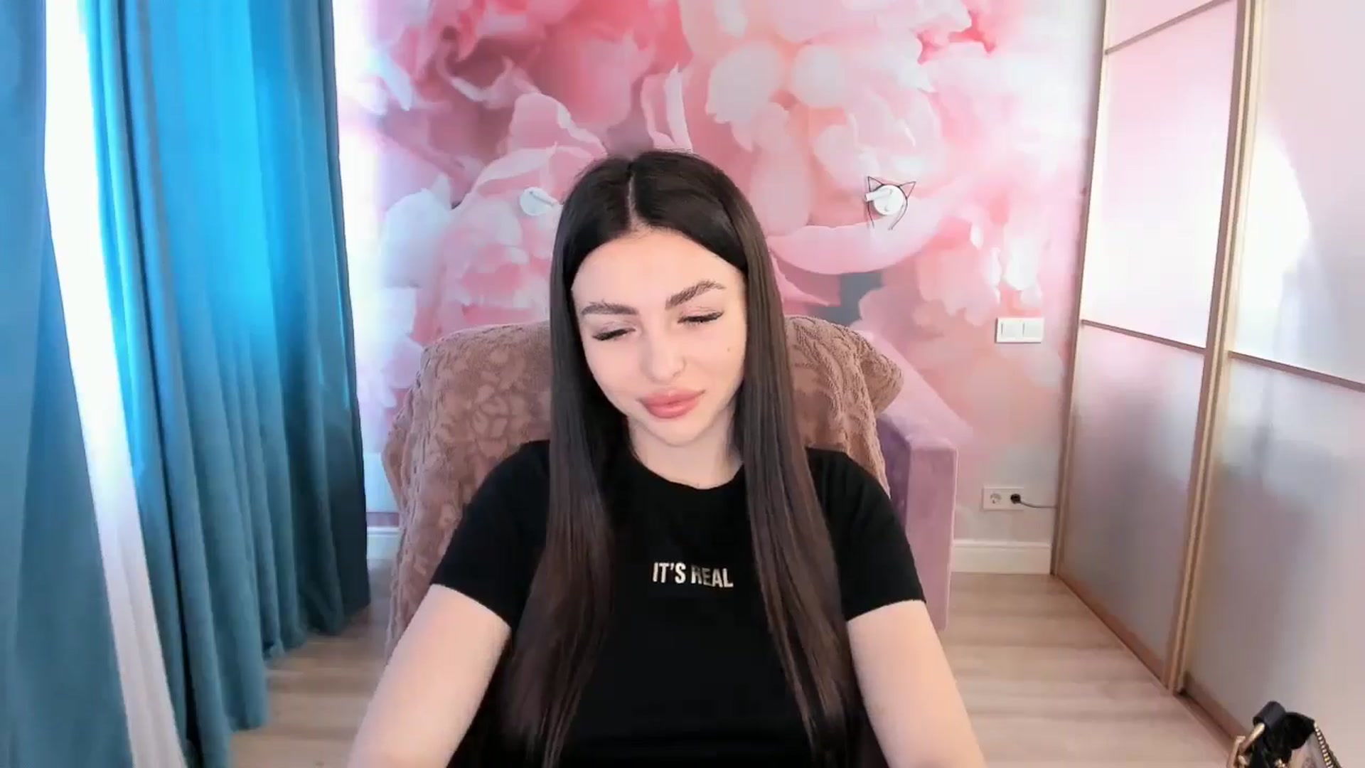 Gallery image thumbnail from Kamila_Rouds's myfreecams stream on, 06/12/2024, 07:46 image 9 of 20