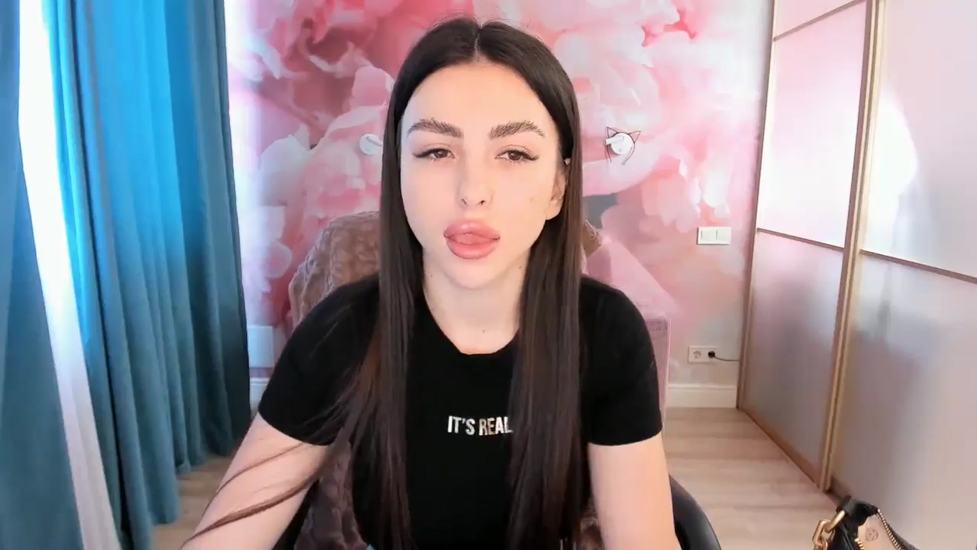 Gallery image thumbnail from Kamila_Rouds's myfreecams stream on, 06/12/2024, 07:46 image 5 of 20