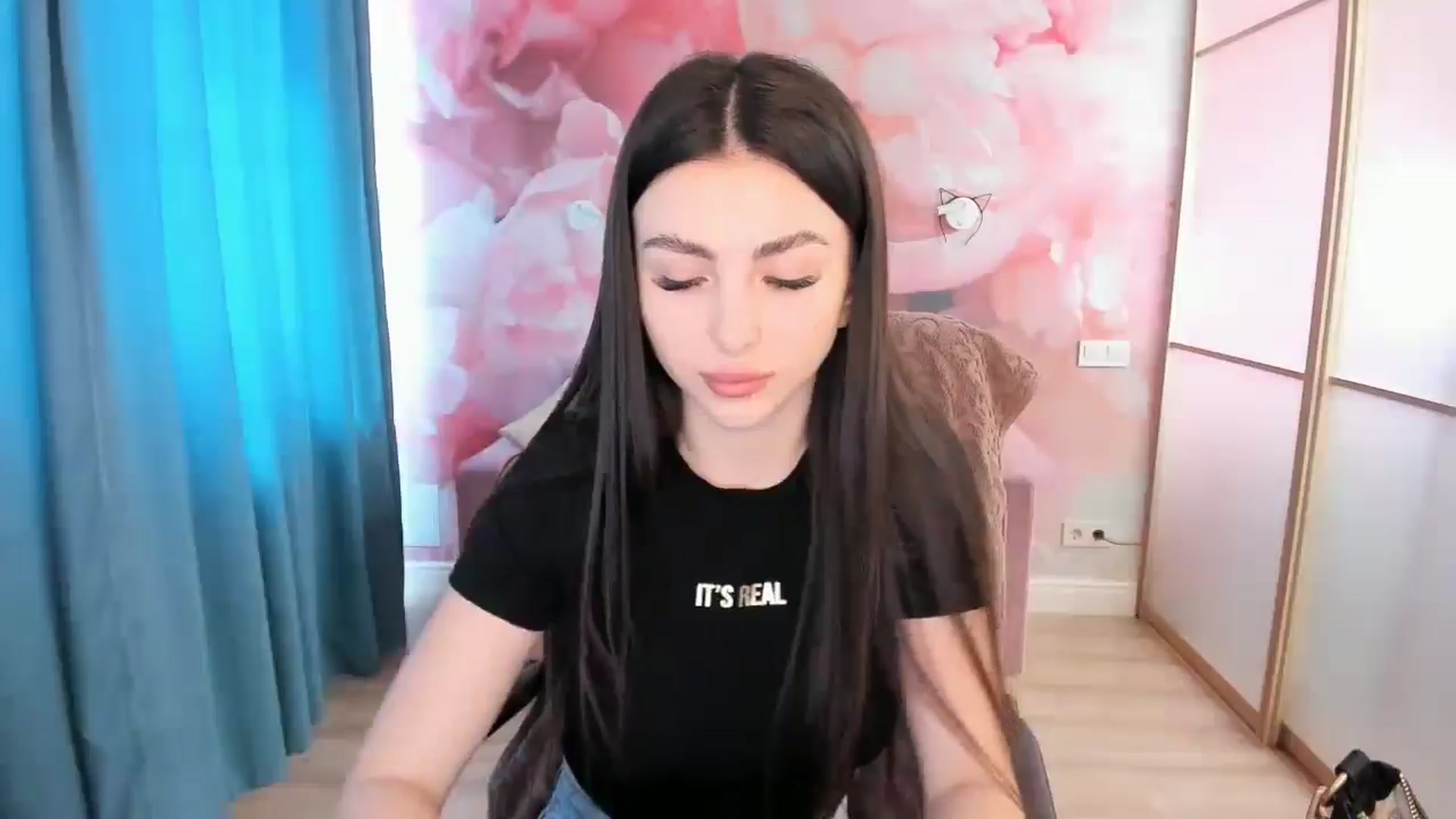 Gallery image thumbnail from Kamila_Rouds's myfreecams stream on, 06/12/2024, 07:46 image 18 of 20