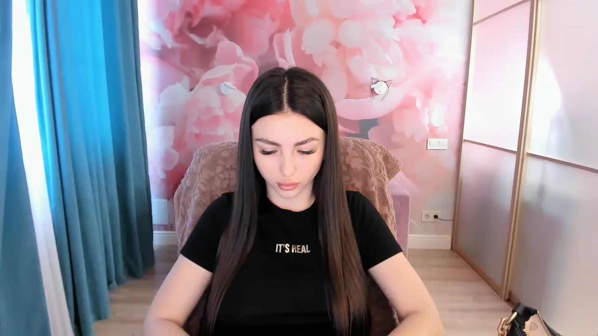 Gallery image thumbnail from Kamila_Rouds's myfreecams stream on, 06/12/2024, 07:46 image 6 of 20