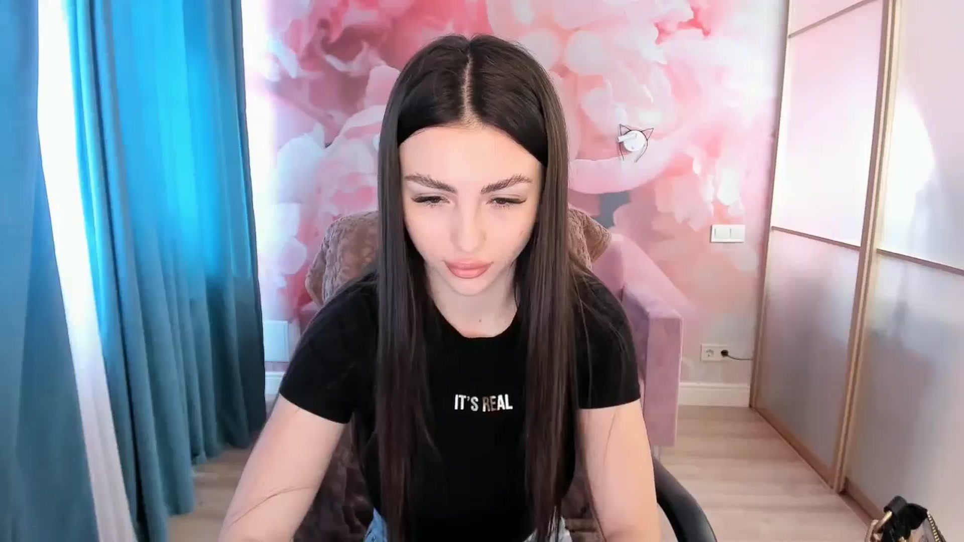 Gallery image thumbnail from Kamila_Rouds's myfreecams stream on, 06/12/2024, 07:46 image 13 of 20