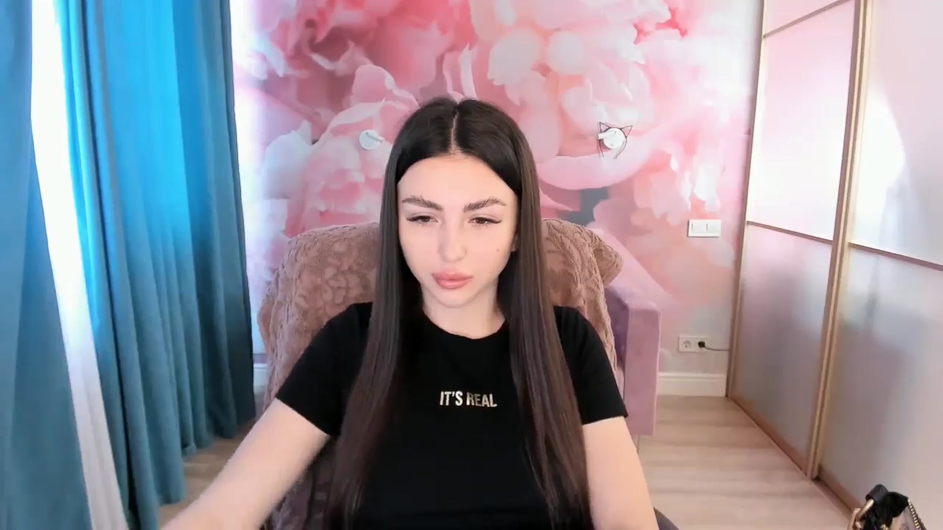 Gallery image thumbnail from Kamila_Rouds's myfreecams stream on, 06/12/2024, 07:46 image 7 of 20