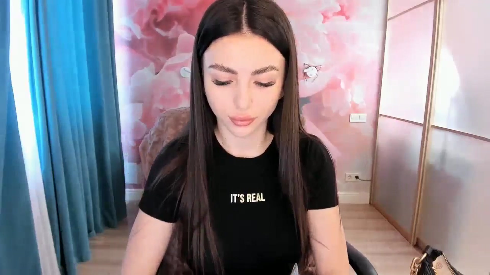 Gallery image thumbnail from Kamila_Rouds's myfreecams stream on, 06/12/2024, 07:46 image 4 of 20