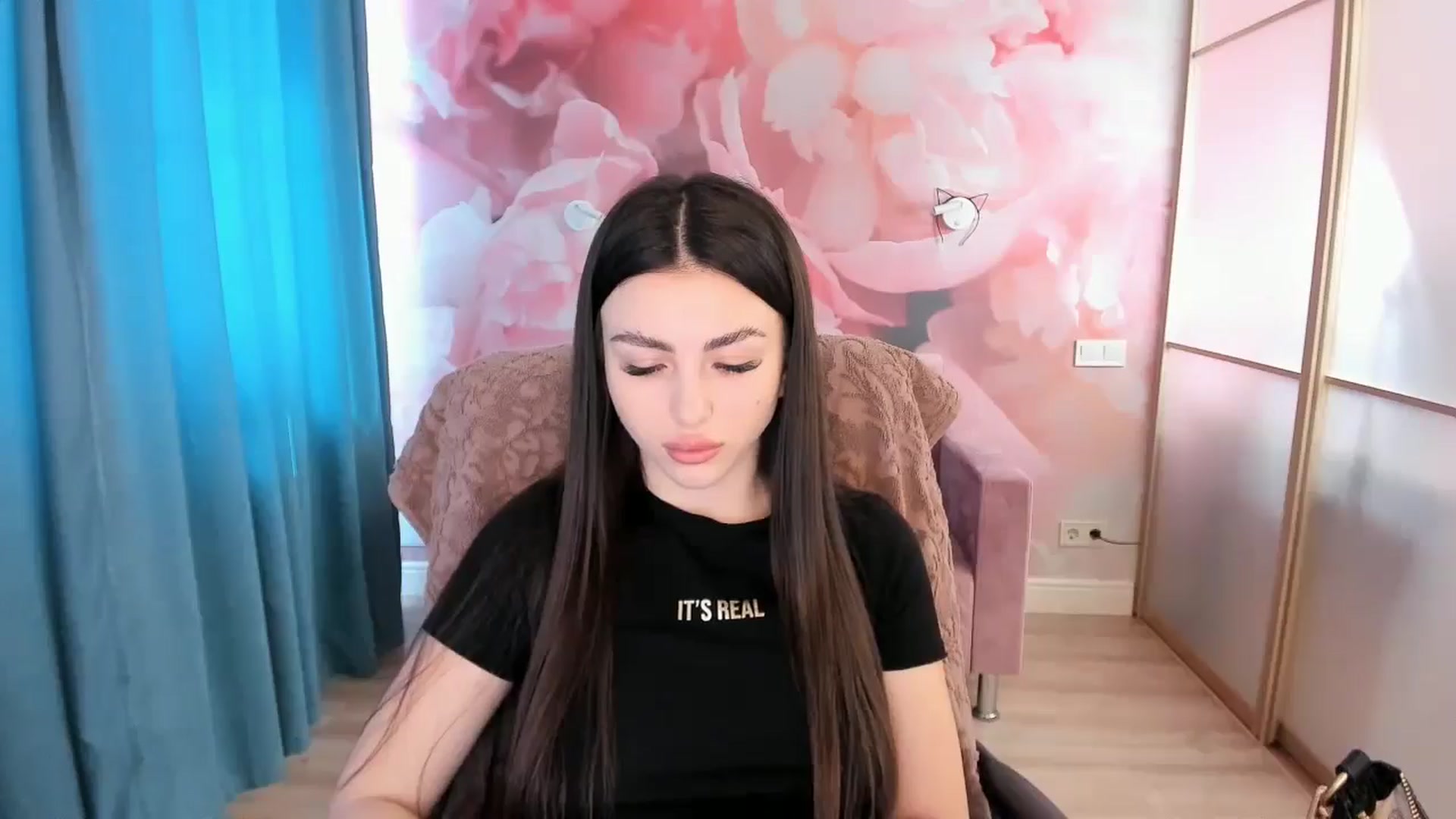 Gallery image thumbnail from Kamila_Rouds's myfreecams stream on, 06/12/2024, 07:46 image 16 of 20