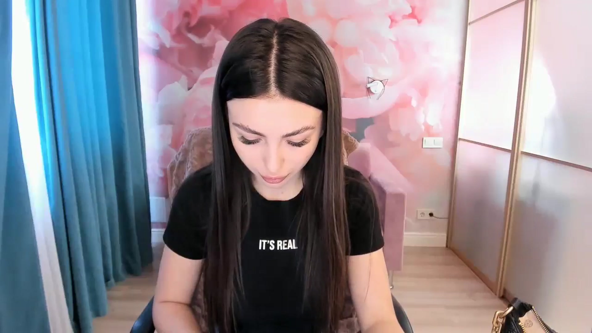 Gallery image thumbnail from Kamila_Rouds's myfreecams stream on, 06/12/2024, 07:46 image 2 of 20