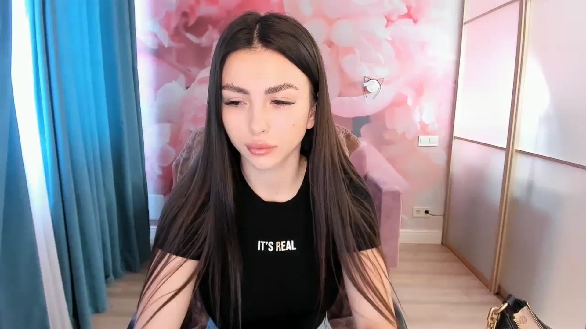 Gallery image thumbnail from Kamila_Rouds's myfreecams stream on, 06/12/2024, 07:46 image 3 of 20
