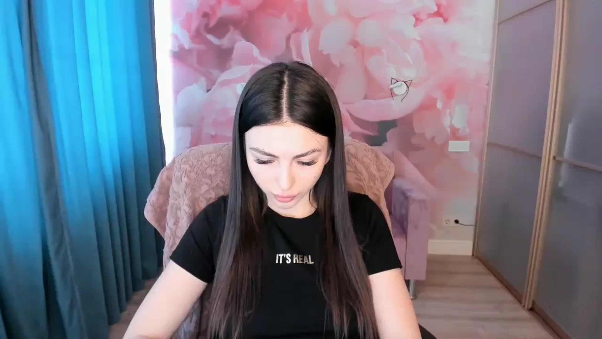 Gallery image thumbnail from Kamila_Rouds's myfreecams stream on, 06/12/2024, 10:44 image 14 of 20