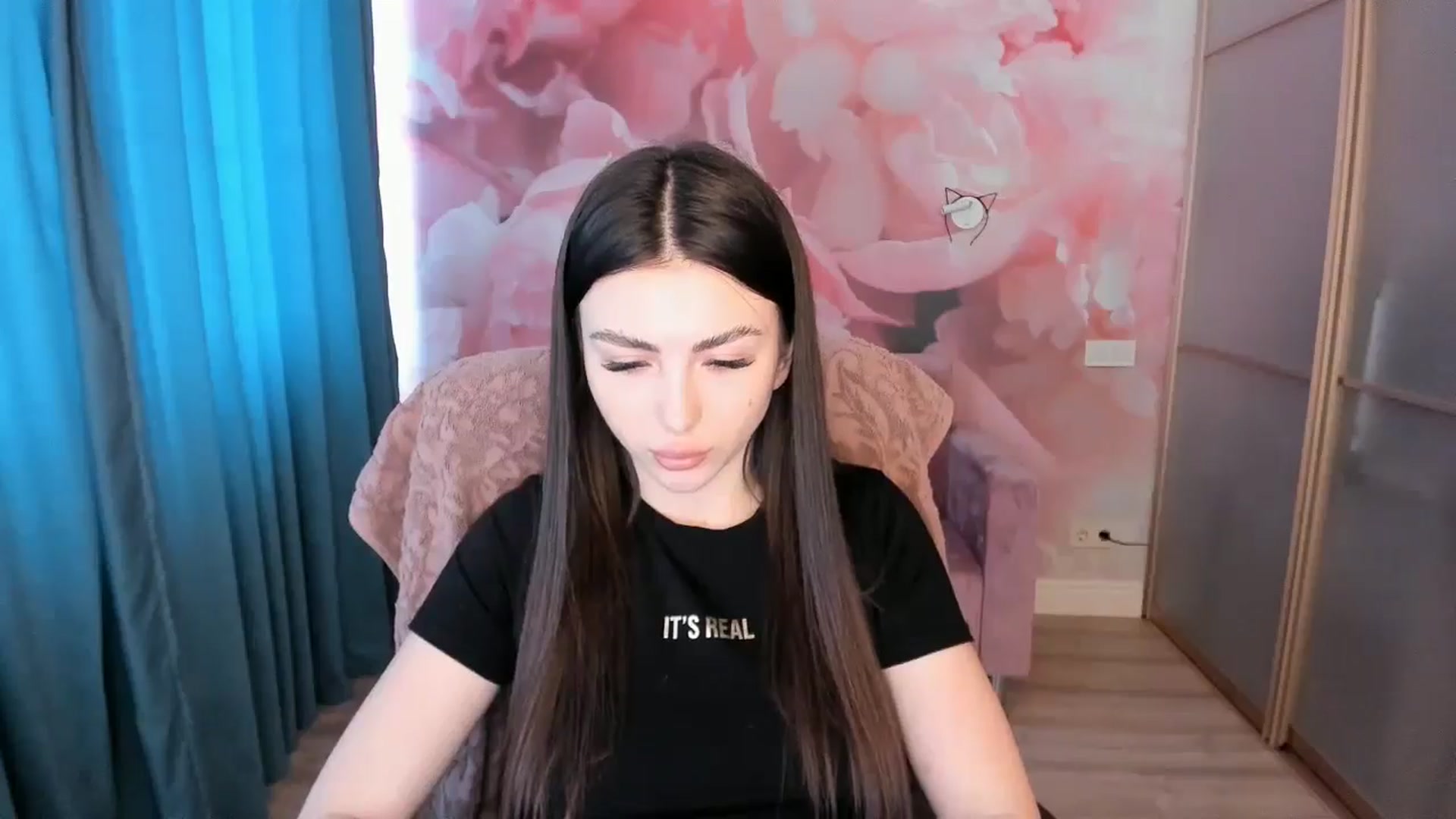 Gallery image thumbnail from Kamila_Rouds's myfreecams stream on, 06/12/2024, 10:44 image 12 of 20