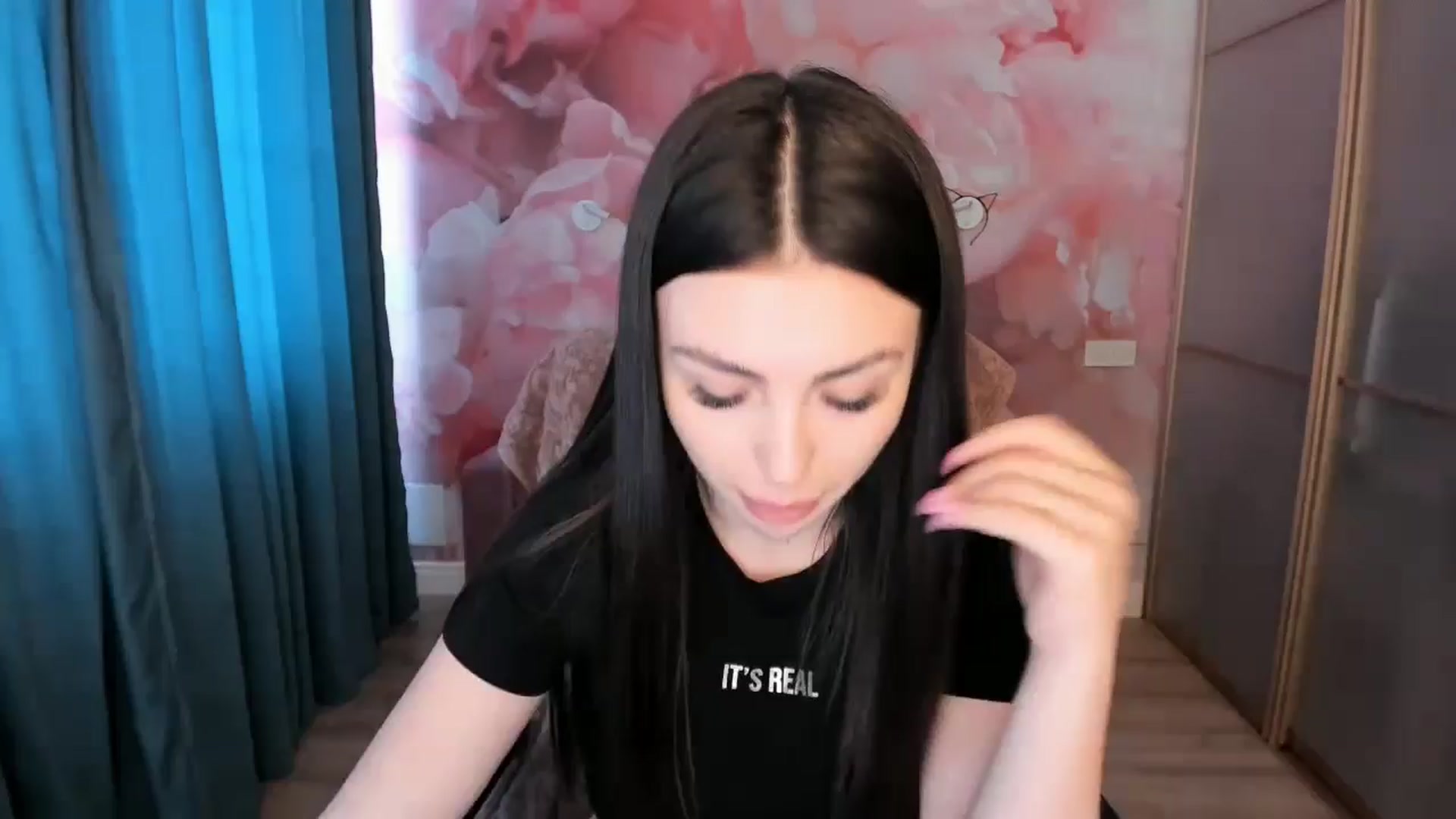 Gallery image thumbnail from Kamila_Rouds's myfreecams stream on, 06/12/2024, 10:44 image 3 of 20