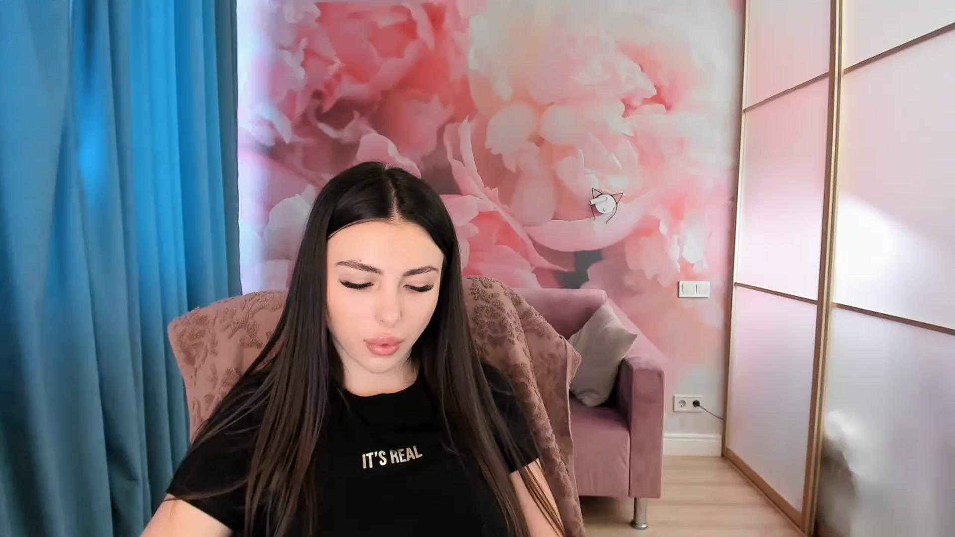Gallery image thumbnail from Kamila_Rouds's myfreecams stream on, 06/26/2024, 06:04 image 18 of 20