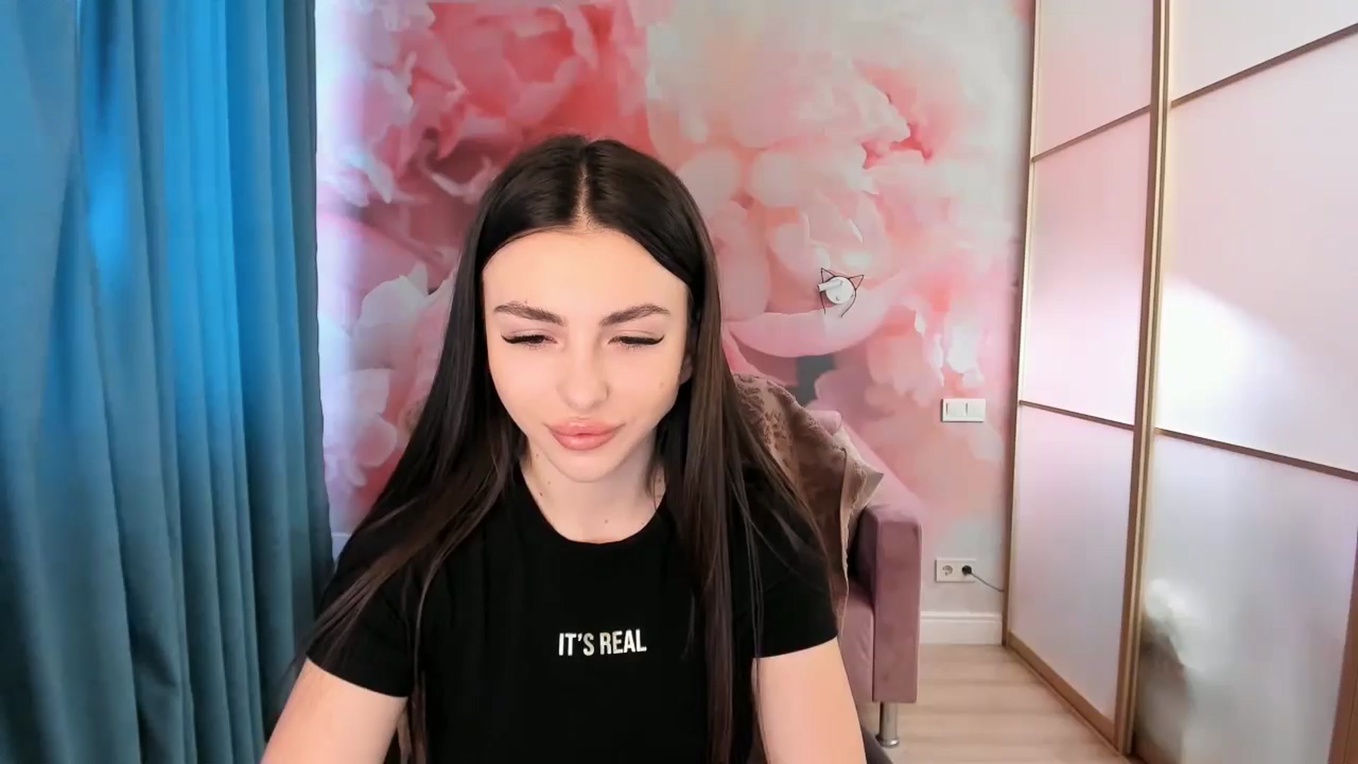 Gallery image thumbnail from Kamila_Rouds's myfreecams stream on, 06/26/2024, 06:04 image 14 of 20