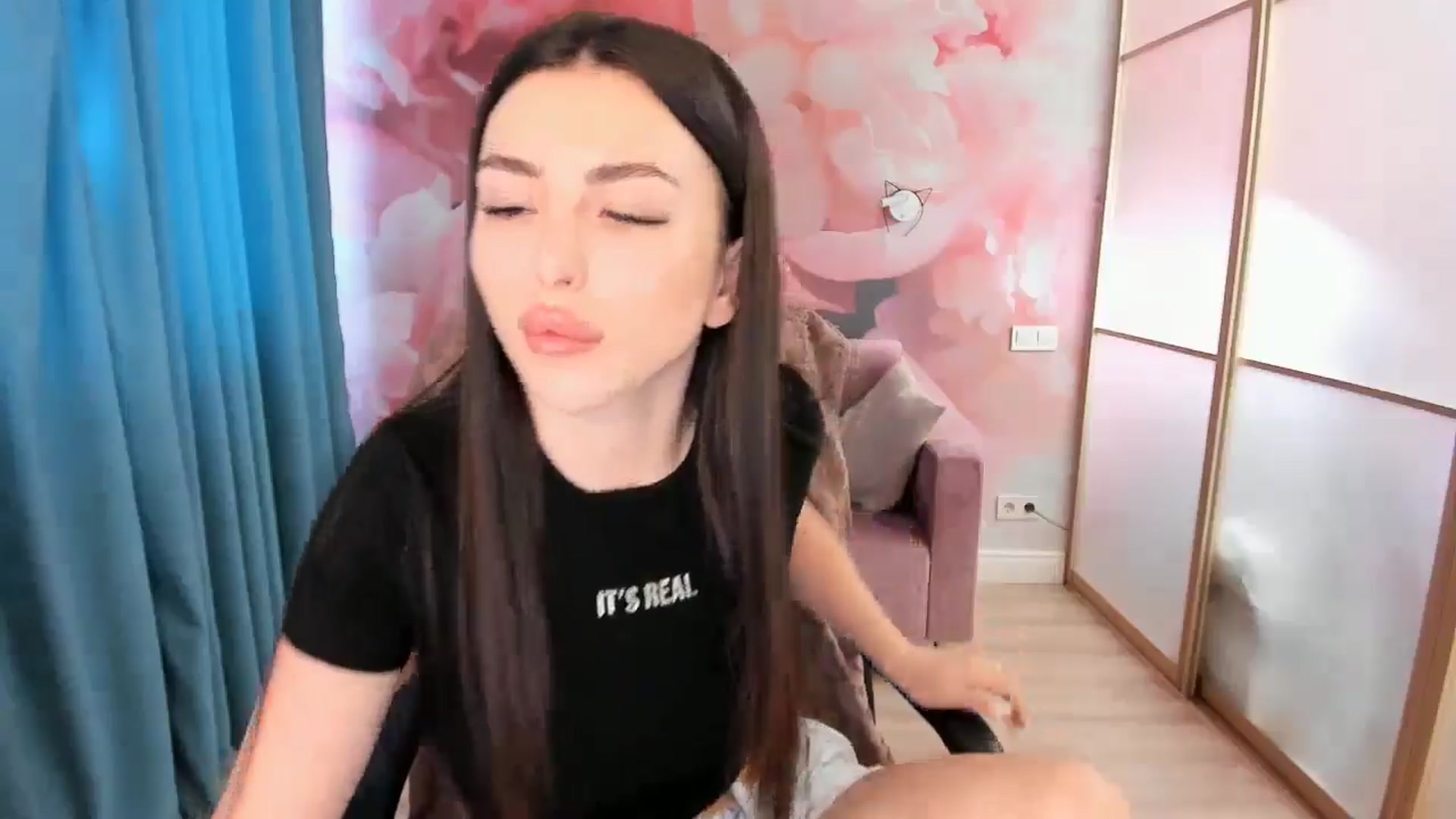 Gallery image thumbnail from Kamila_Rouds's myfreecams stream on, 06/26/2024, 06:04 image 6 of 20