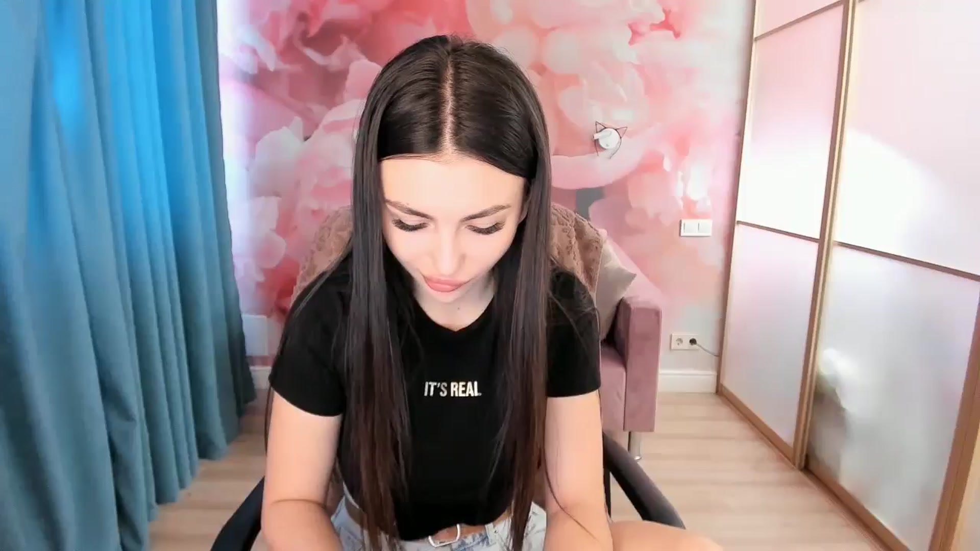 Gallery image thumbnail from Kamila_Rouds's myfreecams stream on, 06/26/2024, 06:04 image 8 of 20