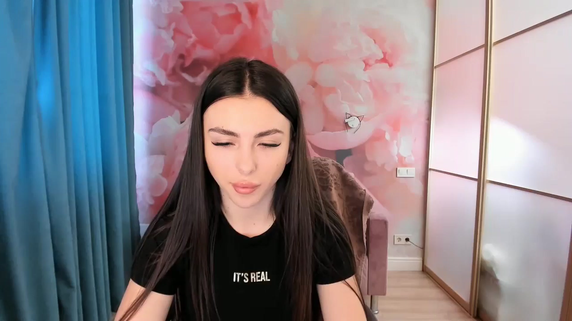 Gallery image thumbnail from Kamila_Rouds's myfreecams stream on, 06/26/2024, 06:04 image 15 of 20