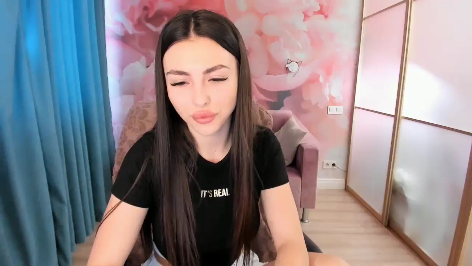 Gallery image thumbnail from Kamila_Rouds's myfreecams stream on, 06/26/2024, 06:04 image 10 of 20