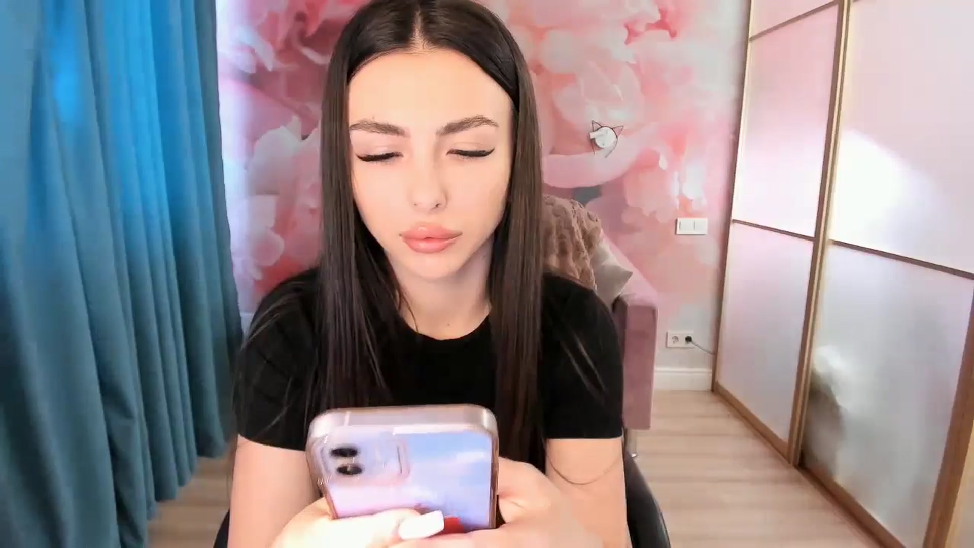 Gallery image thumbnail from Kamila_Rouds's myfreecams stream on, 06/26/2024, 06:04 image 3 of 20
