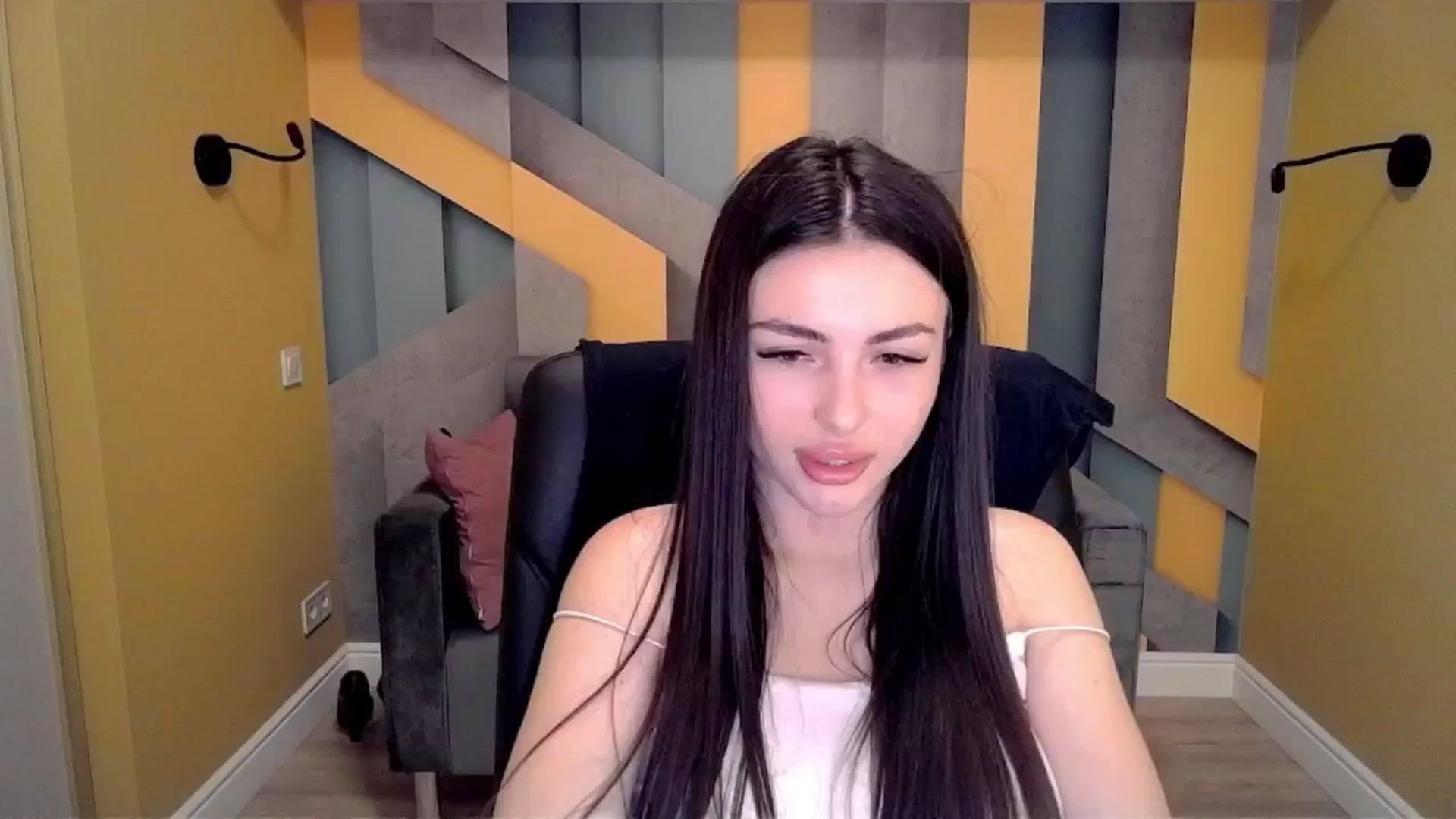 Gallery image thumbnail from Kamila_Rouds's myfreecams stream on, 06/29/2024, 07:20 image 19 of 20