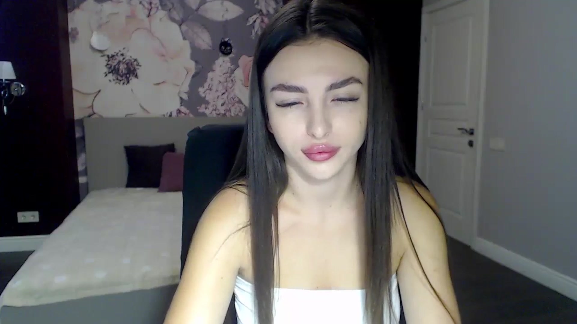 Gallery image thumbnail from Kamila_Rouds's myfreecams stream on, 07/27/2024, 06:29 image 12 of 20
