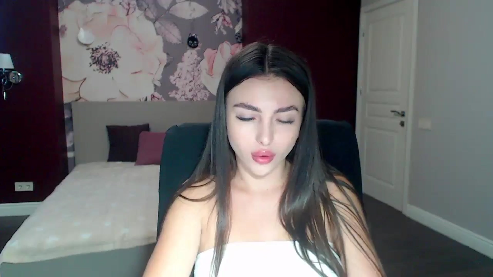 Gallery image thumbnail from Kamila_Rouds's myfreecams stream on, 07/27/2024, 06:29 image 18 of 20