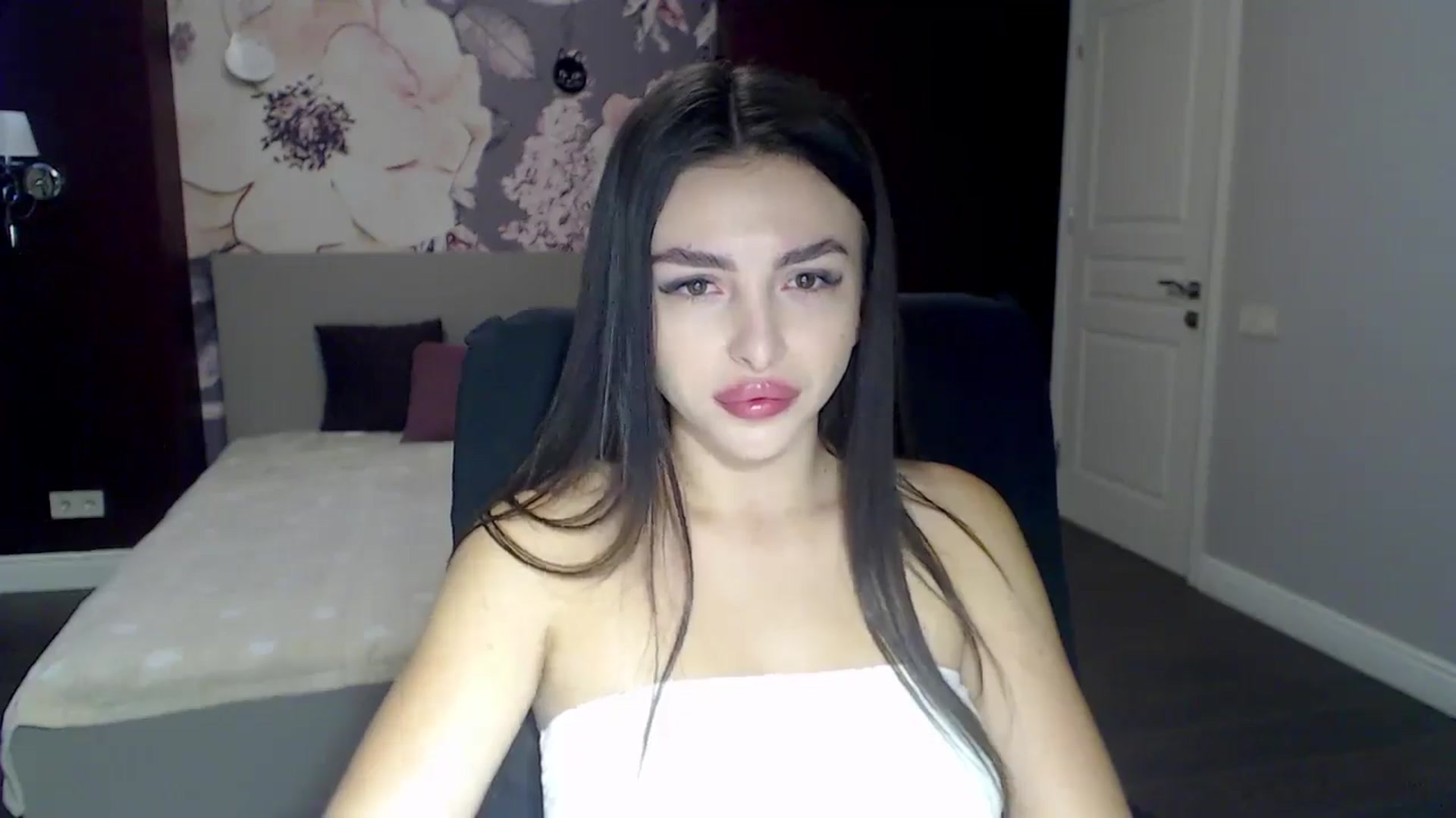 Gallery image thumbnail from Kamila_Rouds's myfreecams stream on, 07/27/2024, 06:29 image 6 of 20