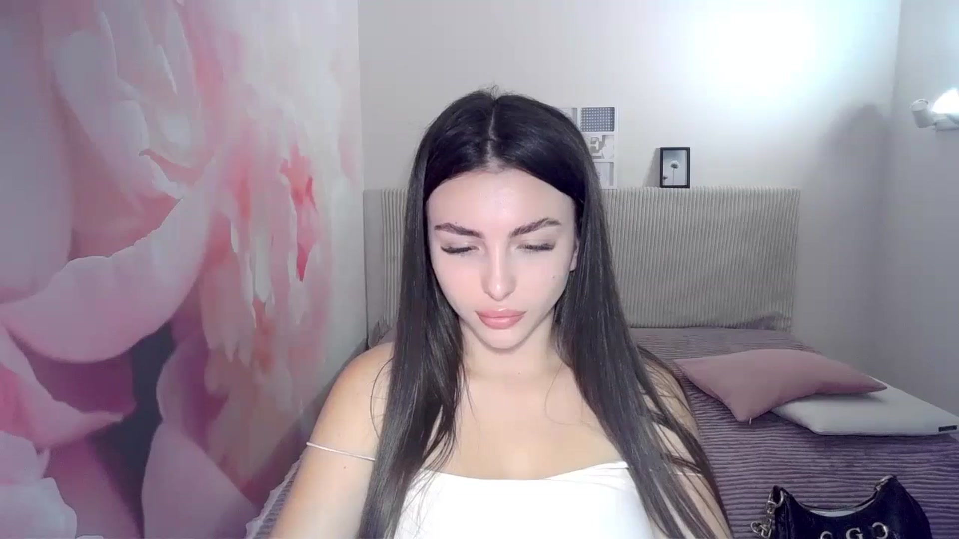 Gallery image thumbnail from Kamila_Rouds's myfreecams stream on, 07/29/2024, 07:36 image 13 of 20