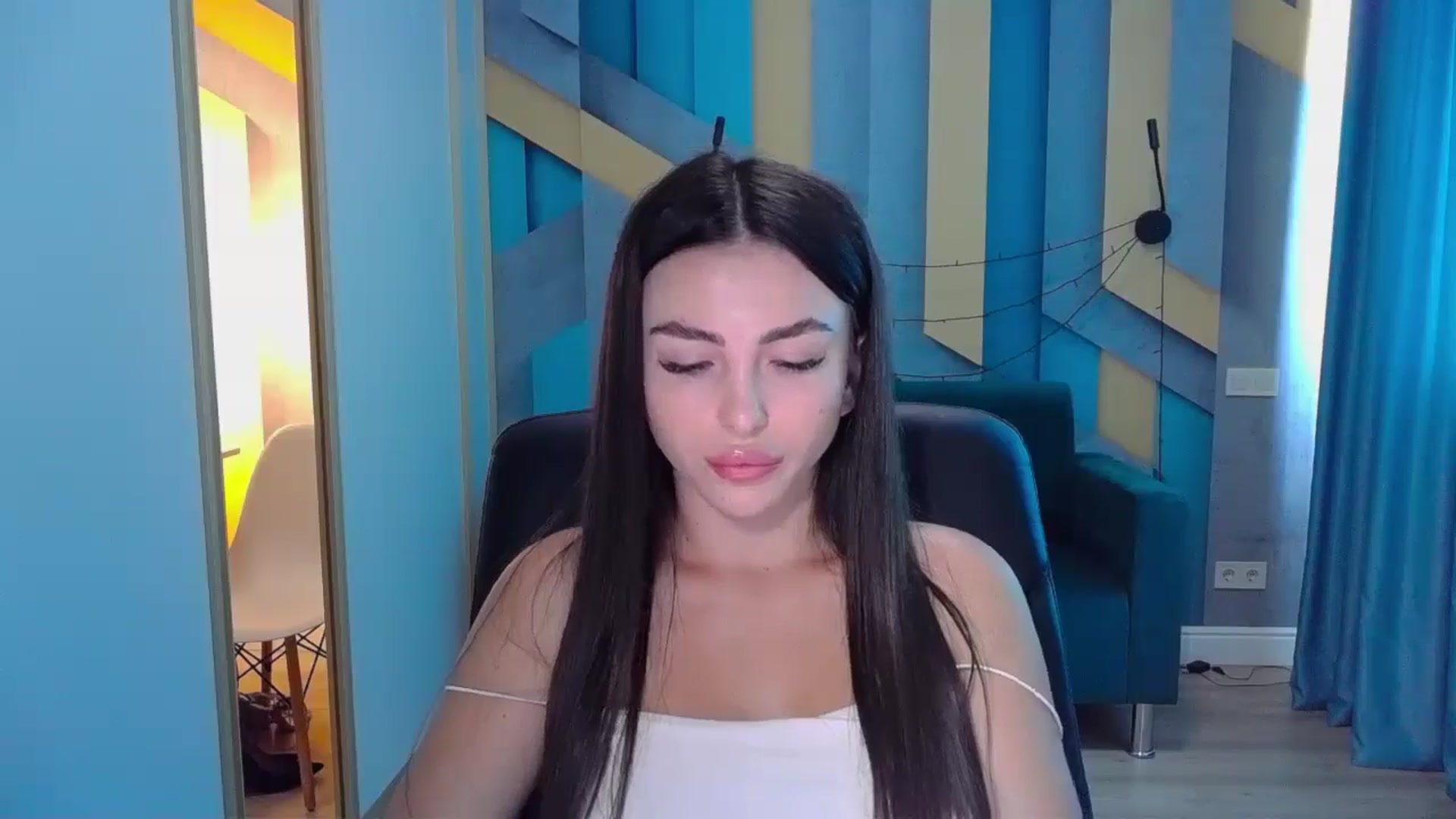 Gallery image thumbnail from Kamila_Rouds's myfreecams stream on, 08/17/2024, 07:25 image 6 of 20