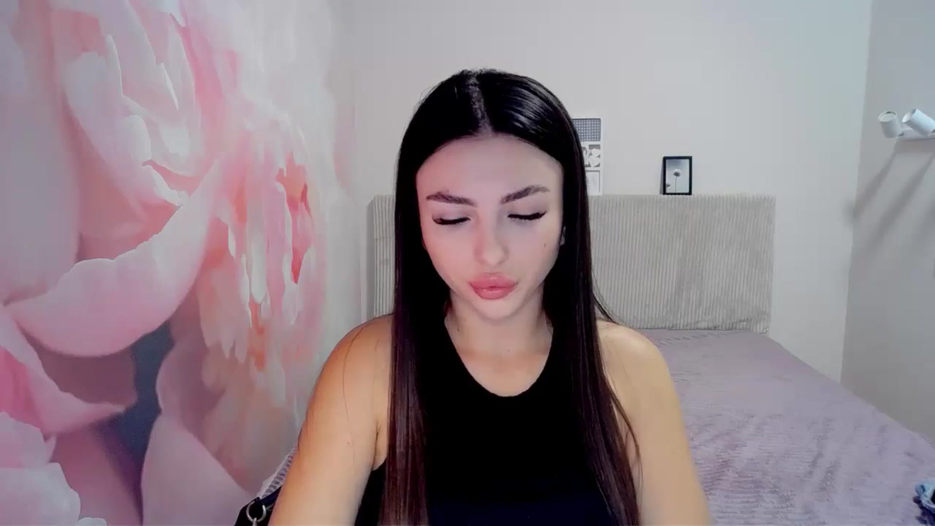 Gallery image thumbnail from Kamila_Rouds's myfreecams stream on, 09/02/2024, 07:12 image 4 of 20