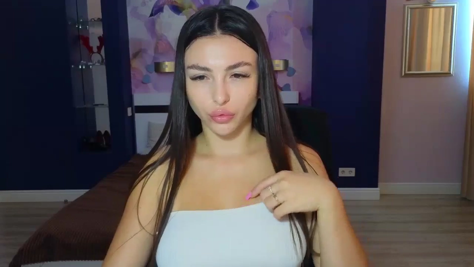 Gallery image thumbnail from Kamila_Rouds's myfreecams stream on, 09/10/2024, 08:47 image 4 of 20