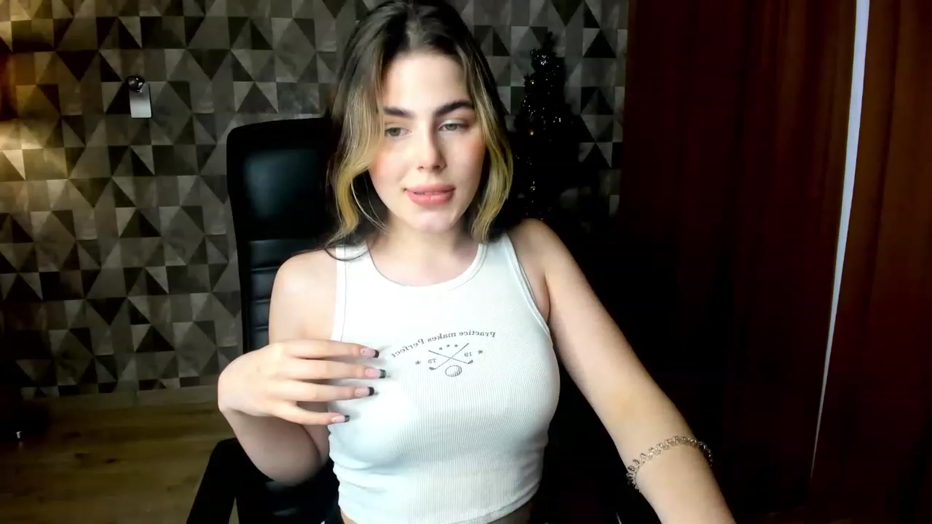 Gallery image thumbnail from Kamila_Swen's myfreecams stream on, 01/29/2023, 12:56 image 4 of 20