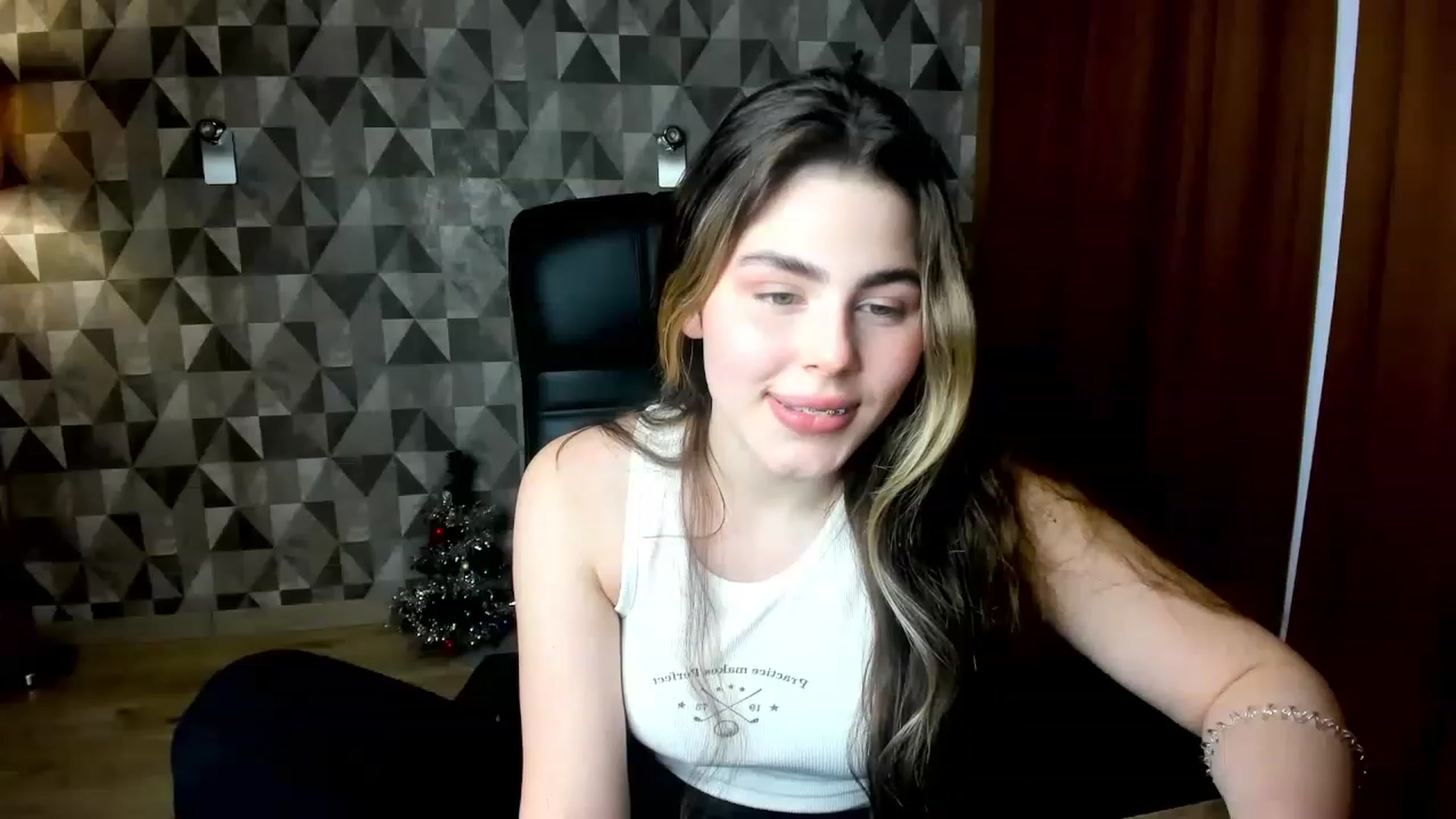 Gallery image thumbnail from Kamila_Swen's myfreecams stream on, 01/29/2023, 12:56 image 10 of 20